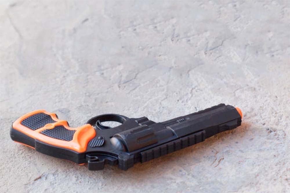 新北一名9年級國中生攜帶裝有BB彈的玩具槍到校，借給同學展示卻誤射黑板，引起老師注意。僅為示意圖。（取自pexels）