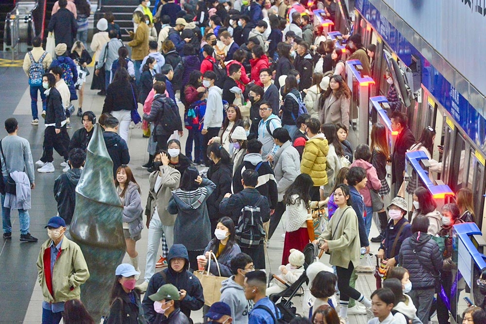 今天（31日）是2023年最後一天，台北捷運循例連續42小時營運，啟動重點管制車站出入口擴大淨空緩衝區域、列車加密班距、列車適時過站不停等措施。（張哲偉攝）