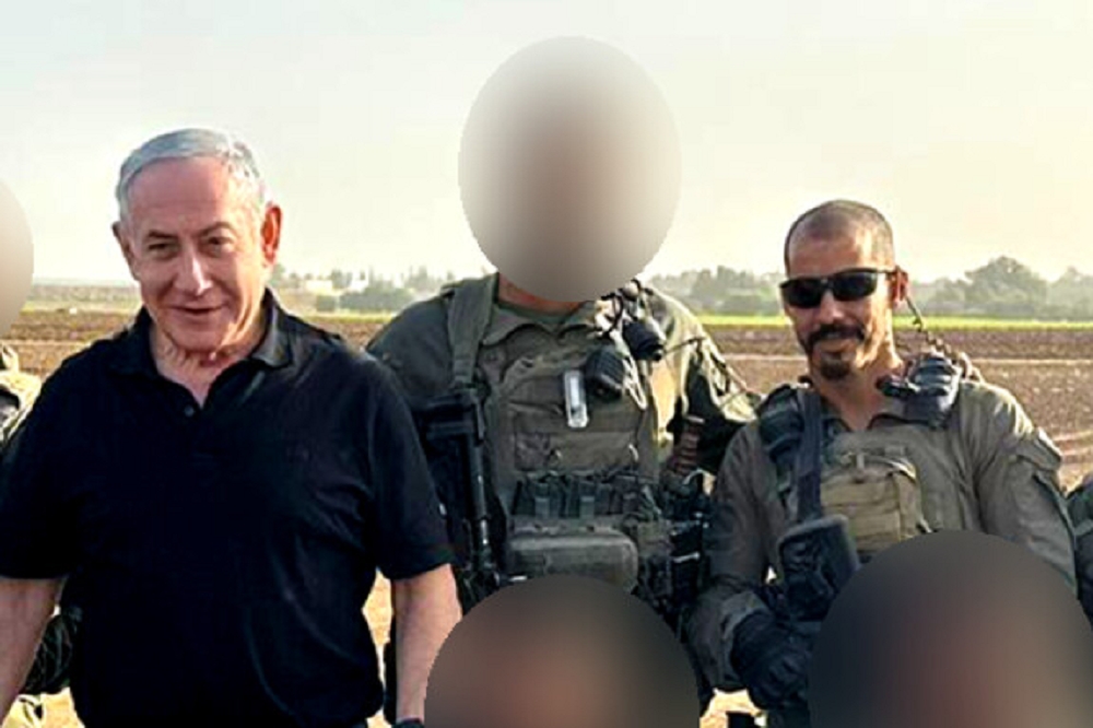 假冒特種部隊的以色列男子伊福拉赫（右），甚至還與總理納坦雅胡合照。（取自X平台）