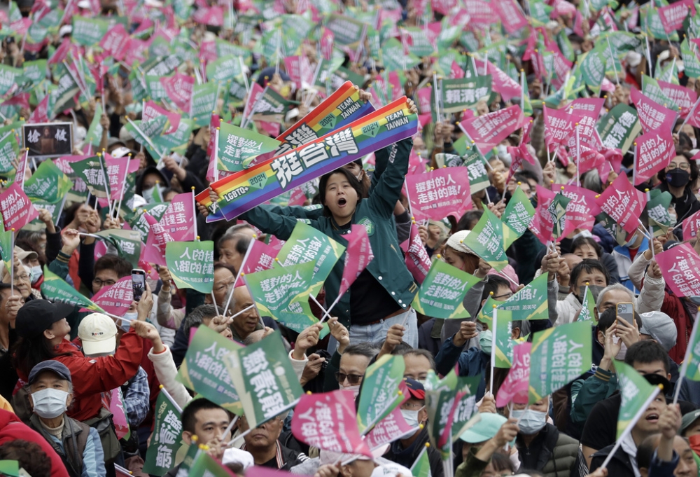 当台湾选举被中国因素环绕，各项内政社会与经济议题难以被深刻讨论，民主持续浅层化。（美联社）(photo:UpMedia)