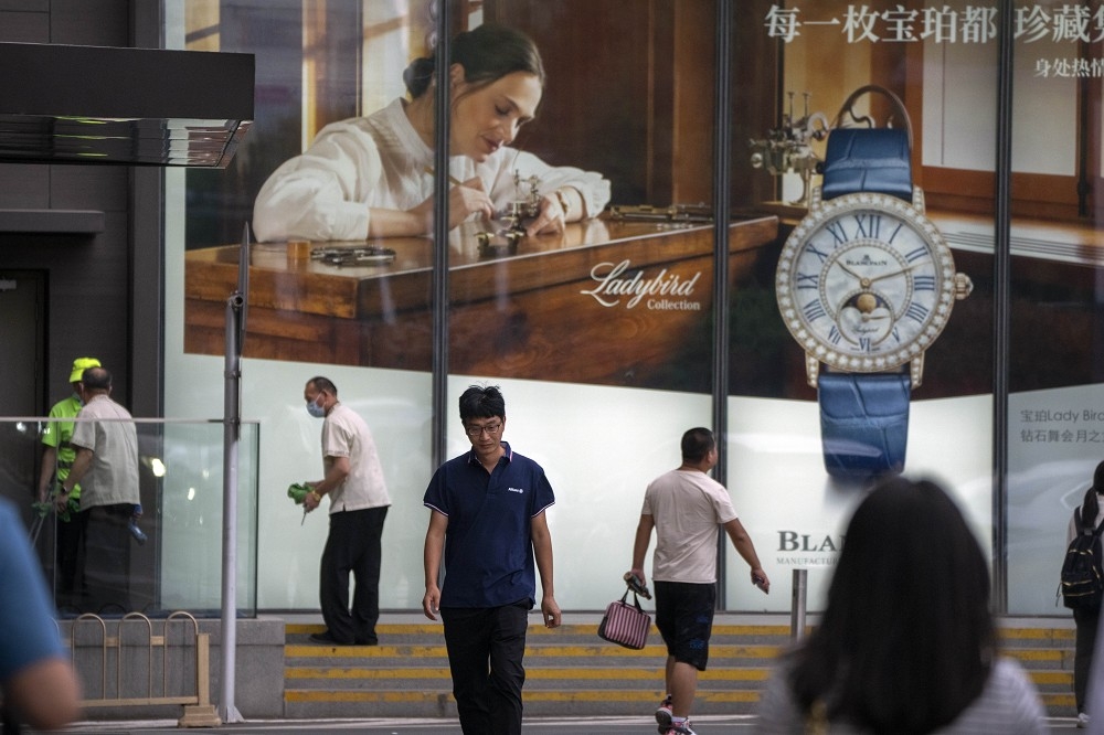雖然中國對瑞士鐘錶的需求可能不若以往，但仍有基本面。圖為去年6月北京一間百貨公司。（資料照片／美聯社）
