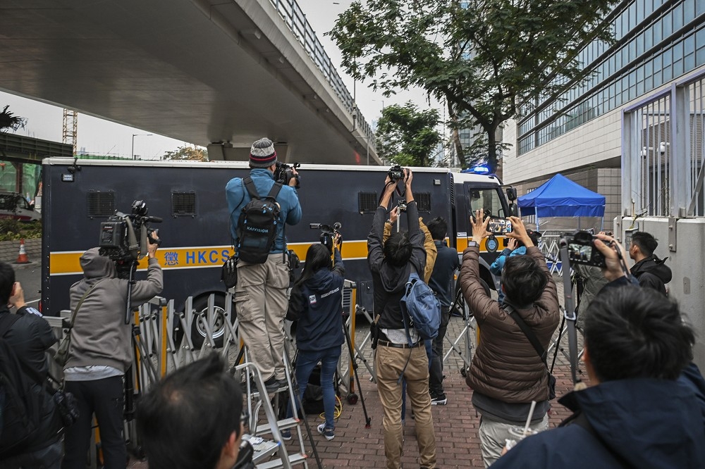 黎智英搭乘的囚車駛入西九龍法院，媒體爭相拍攝。（美聯社）