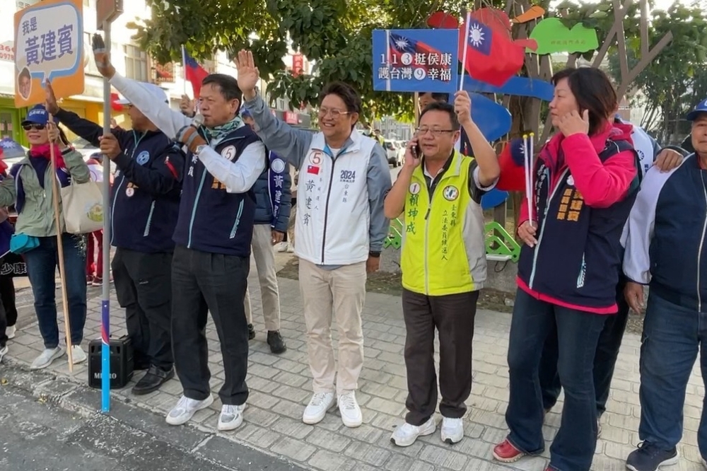 民进党立委候选人赖坤成主动走向蓝营候选人黄建宾，类站台的方式引发选民不满。（读者提供）(photo:UpMedia)