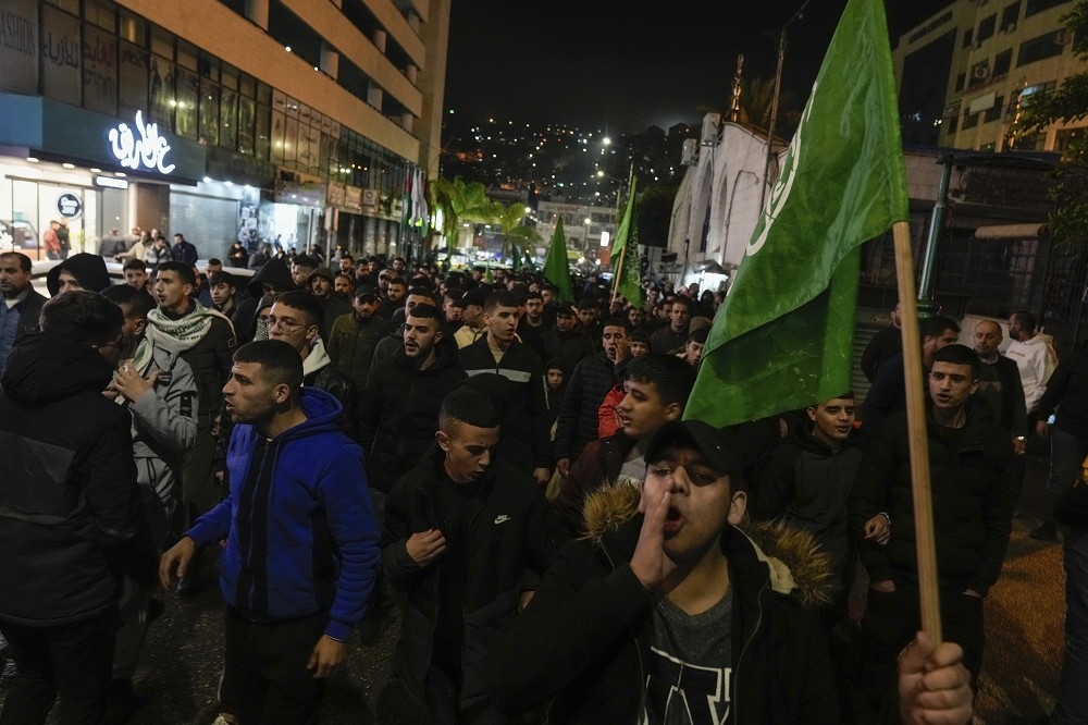 艾魯里死後，巴勒斯坦人在黎巴嫩等地舉行示威活動。（美聯社）