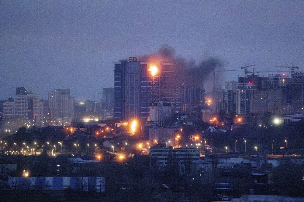 俄國2日再對基輔、卡爾科夫發動大規模空襲，但其中10枚「匕首」極音速飛彈皆遭擊落。圖為基輔遭攻擊起火燃燒的大樓。（美聯社）