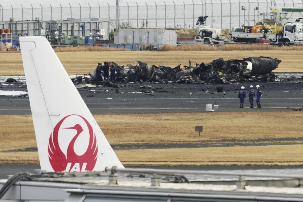 羽田機場飛機碰撞事故中的海上保安廳飛機殘骸。（美聯社）