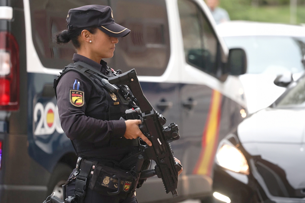西班牙警方先前已採購不少Scorpion EVO3 A1 衝鋒槍。圖為持該槍執勤的女警。（取自西班牙國家警察）