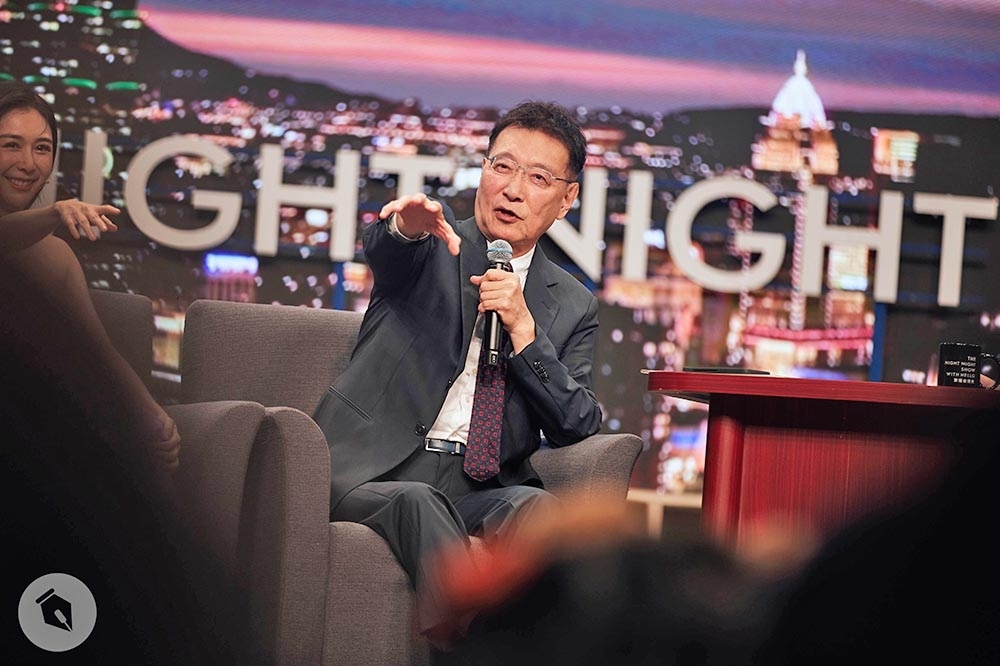 國民黨副總統候選人趙少康12月30日登上「賀瓏夜夜秀」，與主持人賀瓏暢談。（薩泰爾娛樂授權）