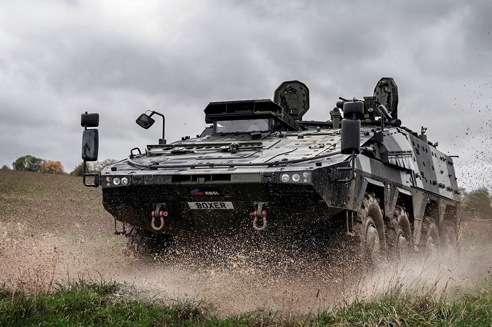 英國陸軍接收首批「拳師」輪型甲車原型車，將展開新一階段測試。（取自英國國防部網站）