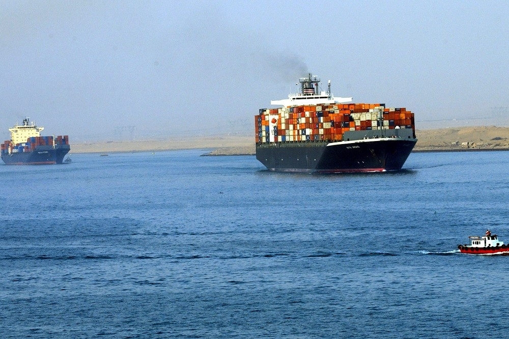 美國與12個盟邦發出聯合聲明，要求葉門叛軍停止攻擊行經紅海的商船。圖為貨輪穿越蘇伊士運河的情形。（美聯社）