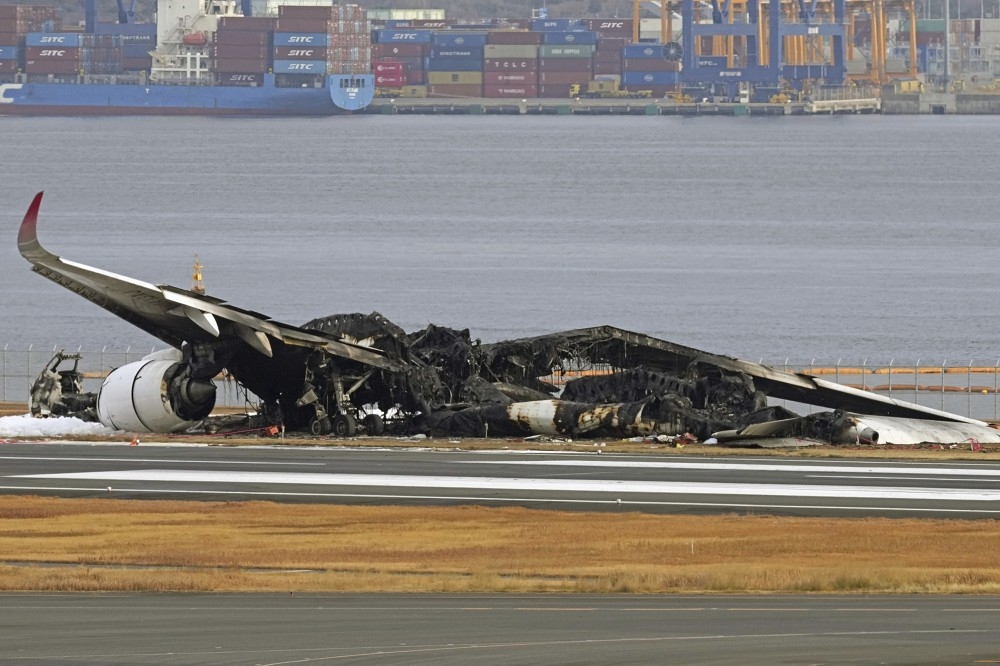 日航516號班機被燒至全毀，但機上379人成功逃生。（美聯社）