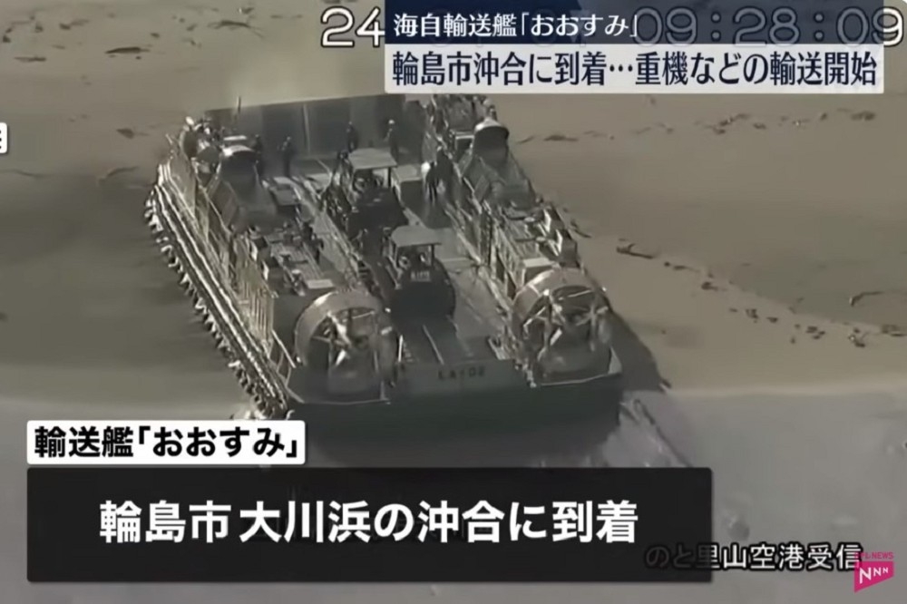 LCAC气垫登陆艇载运重型机具，在大川滨海滩登陆。（截自影片）(photo:UpMedia)