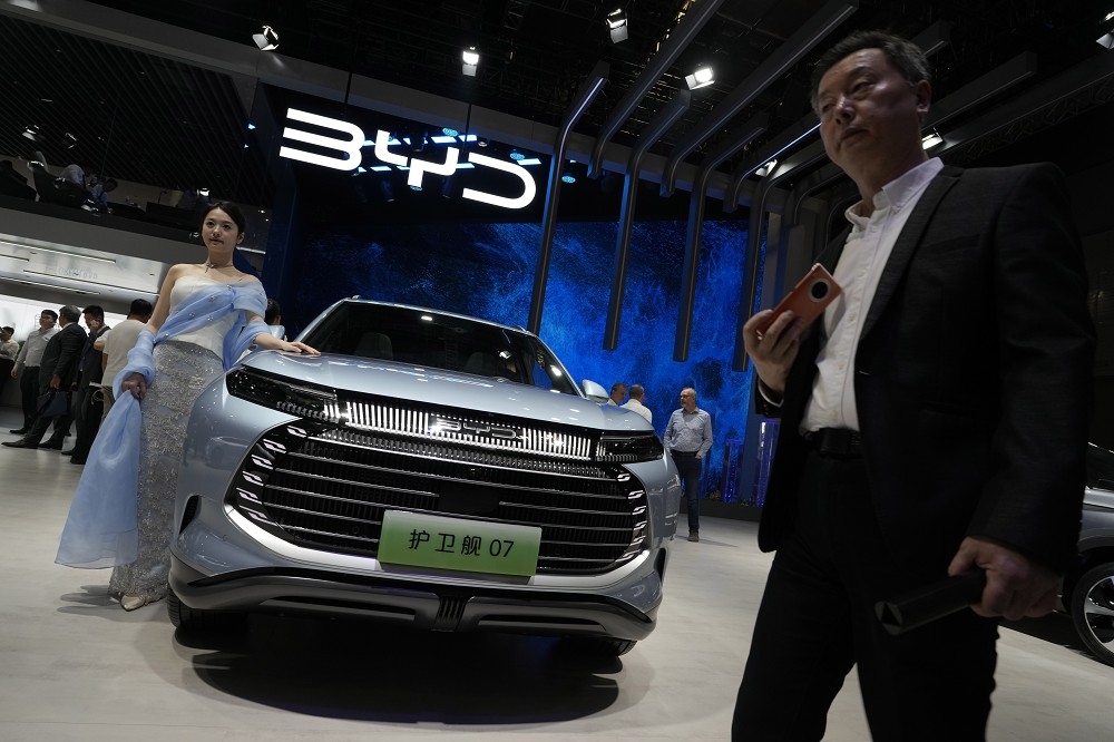 比亞迪是去年第4季全球電動車銷量冠軍。圖為去年4月下旬上海車展的比亞迪汽車。（美聯社）