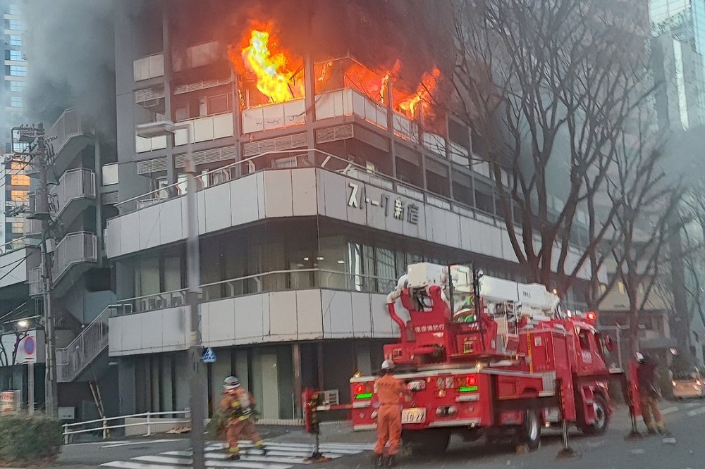 東京新宿鬧區下午發生火災。（取自@Yokohama_mist）