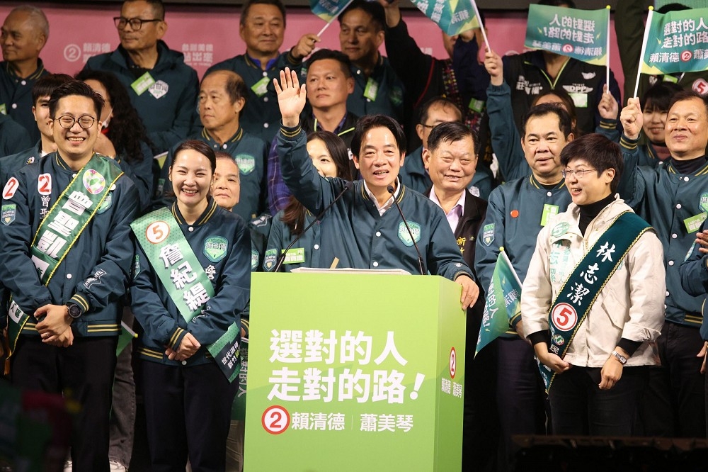 民進黨主席暨總統候選人賴清德今晚（4日）趕赴新竹出席選前造勢晚會。（陳愷巨攝）