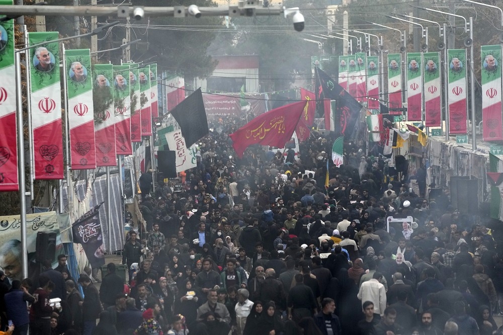 伊朗3日舉行蘇雷曼尼逝世4周年紀念儀式，卻接連發生2起爆炸，造成至少84人喪命。（美聯社）