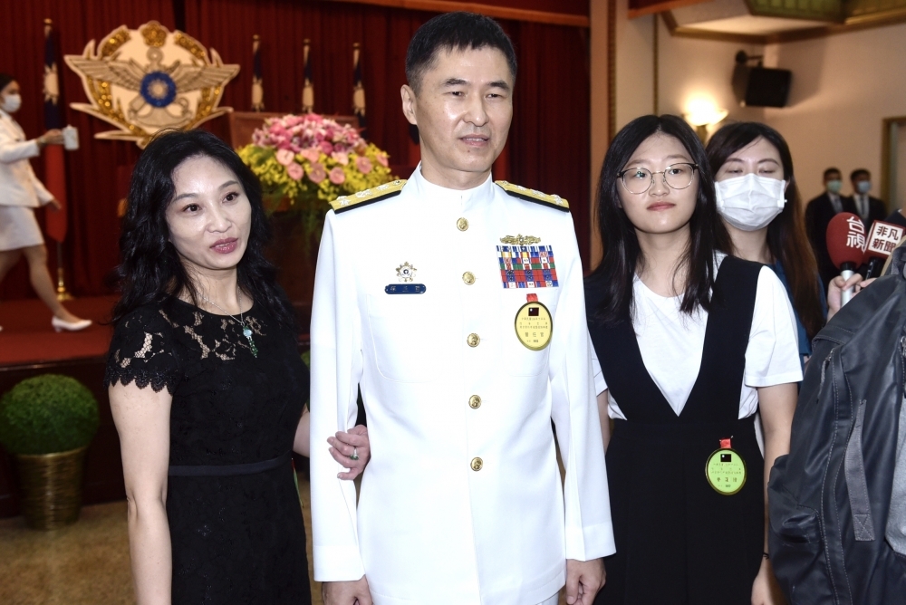 海軍高階將領異動，參謀總長與海軍司令反對國防部規劃，最後曝冷門由艦隊指揮官蔣正國中將接副參謀總長。圖為蔣正國攜妻出席晉升典禮照片。（資料照片／張哲偉攝）