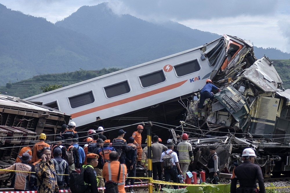 印尼爪哇省（Java）5日上午传出火车相撞意外，造成3人死亡和多人受伤。（美联社）(photo:UpMedia)