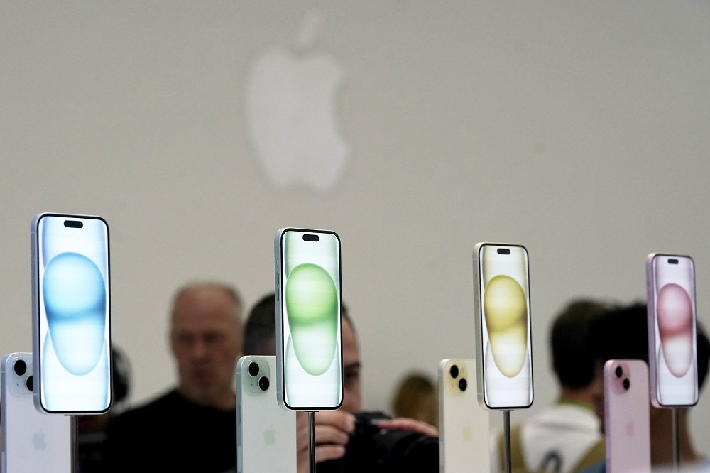 蘋果供應商為了擺脫對中國的依賴，6年來已砸近5000億。圖為蘋果加州總部展示iPhone 15。（美聯社）