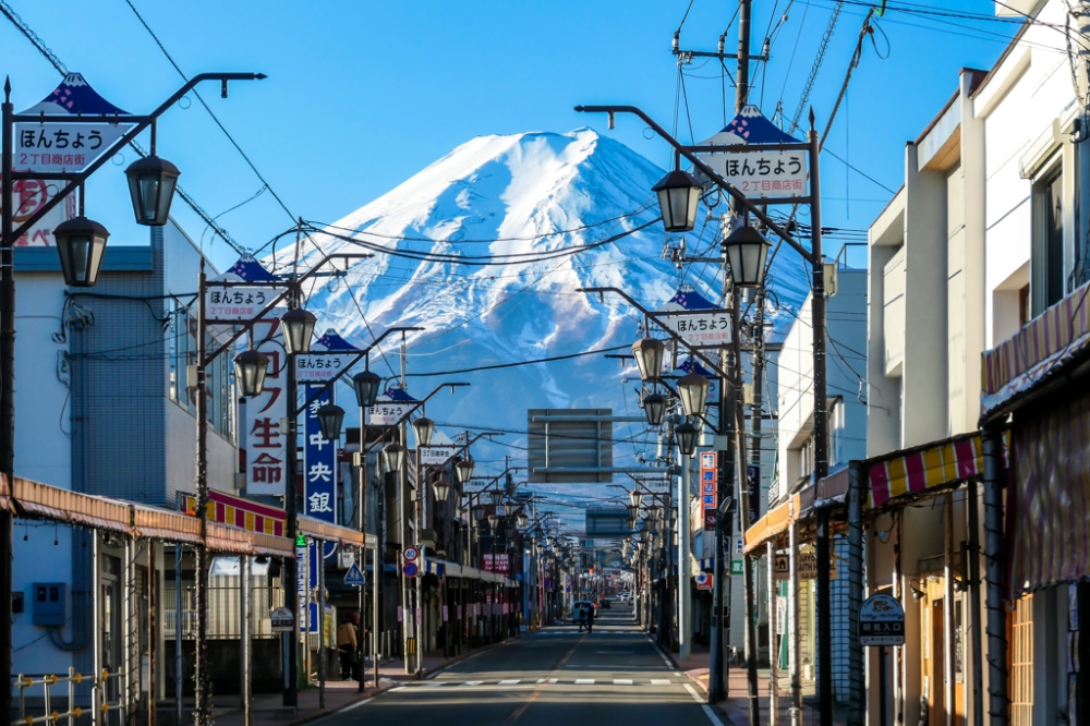 有網友認為，基隆義二路與獅球嶺的照片甚至勝過吉田本町商店街的富士山美景。圖為山梨縣富士吉田市區商店街。（圖取自shutterstock）