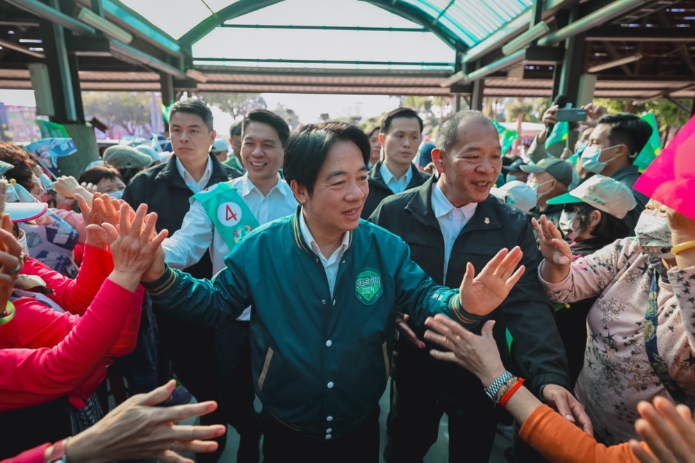 賴清德今天（5日）結束上午屏東輔選行程之後，下午隨即前往趕往高雄左營、楠梓，參訪大義非營利幼兒園並出席農湖組織幹部會議。（大義非營利幼兒園、農湖組織幹部會議提供）