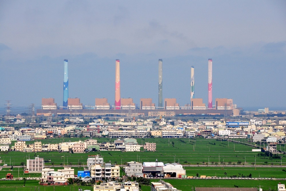 中台灣的空氣污染大體上包括發電廠(如台中火力發電廠、麥寮電廠)、產業鍋爐、汽機車等移動污染源。（臺中發電廠／維基百科）