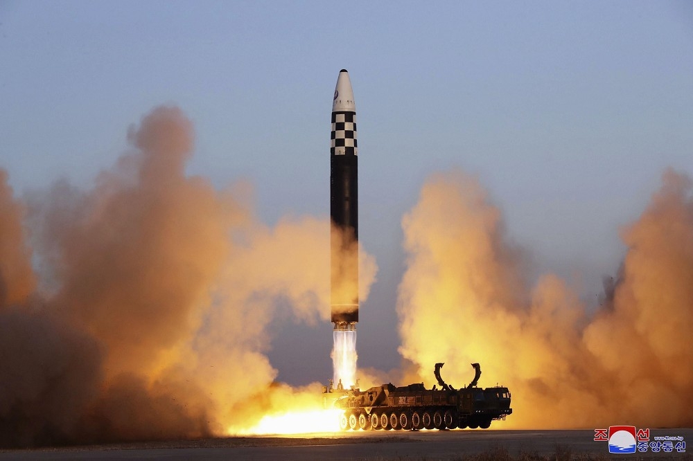 專家表示近期俄軍在烏克蘭的攻擊中，使用了北韓「火星11型」彈道飛彈，圖為北韓進行洲際彈道飛彈測試。（美聯社）