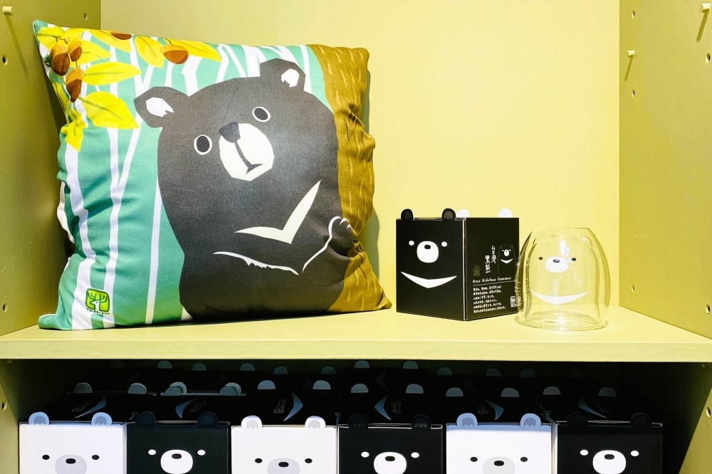 「手」護黑熊抱枕與黑白熊雙層玻璃杯。（取自「Taipei Zoo 台北市立動物園」臉書粉專）