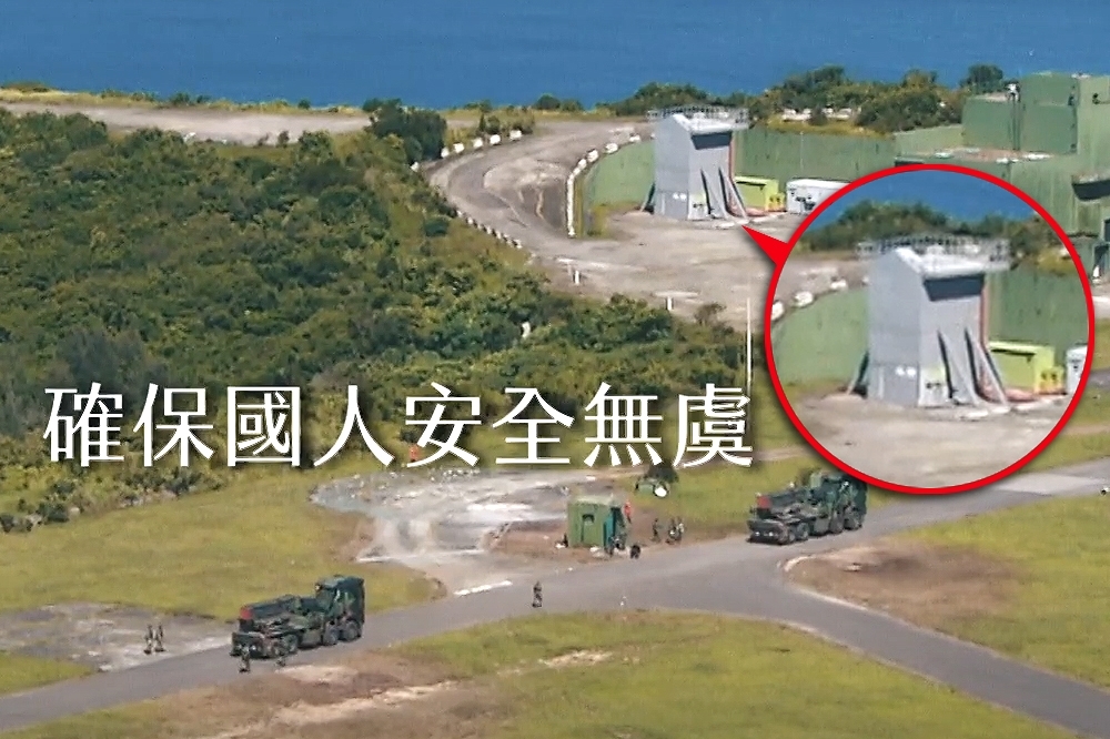 海軍委中科院研發新一代戰鬥系統「迅聯專案」，以美製MK41垂直發射架，整合海弓三防空飛彈驗測。紅圈處為MK-41垂直發射架。（取自軍聞社YouTube）