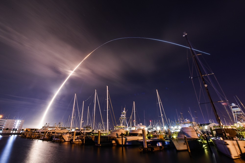火神号火箭发射后，在佛州夜空划出美丽弧线。（美联社）(photo:UpMedia)