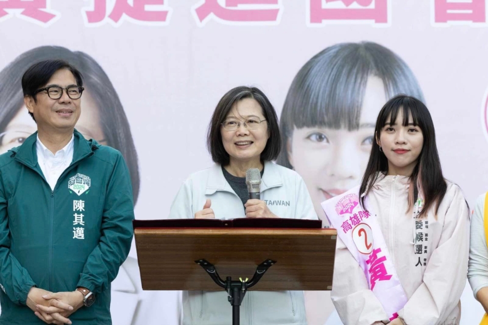 中國衛星飛越台灣上空，總統蔡英文輔選時表示，台灣最厲害的武器就是人民手中的選票。（取自黃捷臉書）