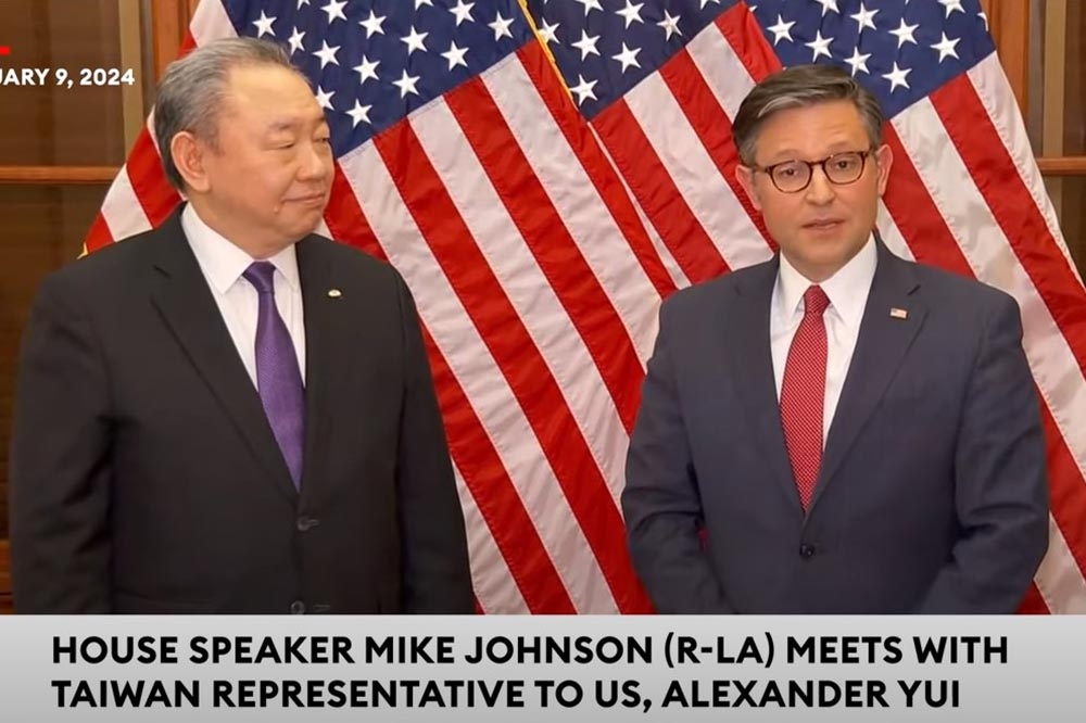 美國聯邦眾議長強生首次會晤我國新任駐美代表俞大㵢，強生會前晤前受訪表示，美國與台灣人民站在一起。（擷取自YT畫面）