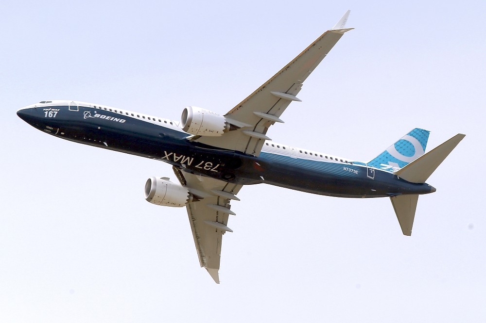 波音737 MAX9型客機5日發生艙門飛脫事故，執行長凱爾洪沉默4天後終於坦承疏失。（美聯社）
