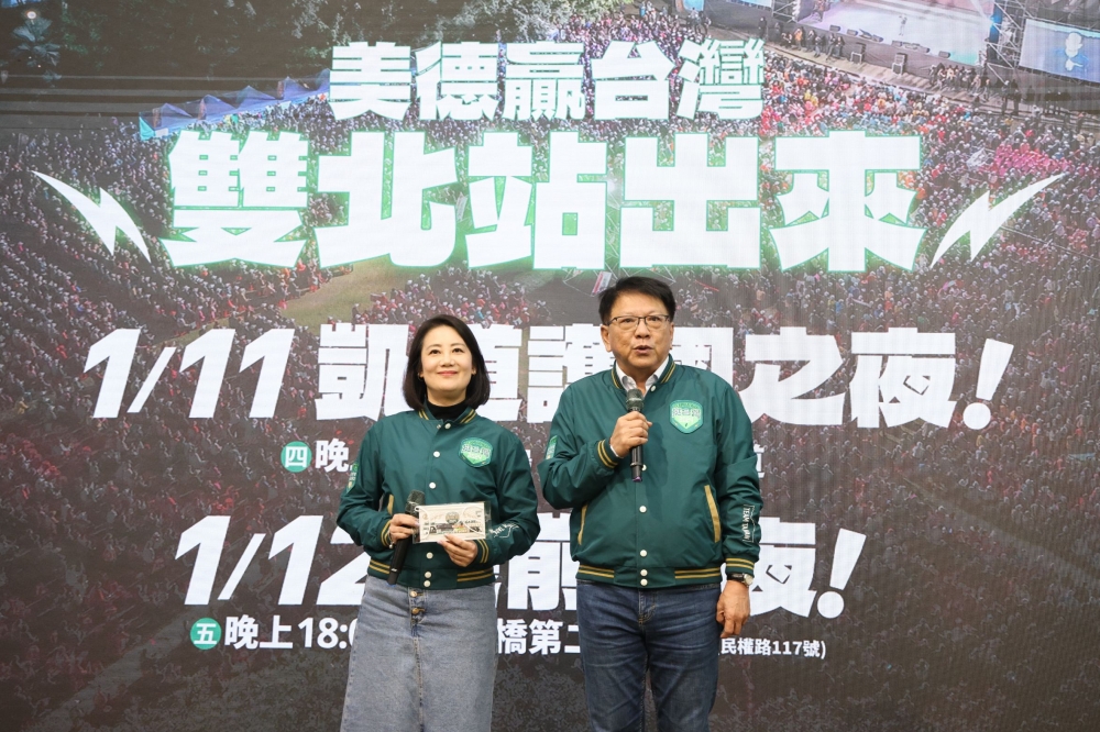 吳思瑤、潘孟安呼籲支持者參與民進黨造勢晚會，也鼓勵選民在13日當天出門投票。（陳愷巨攝）