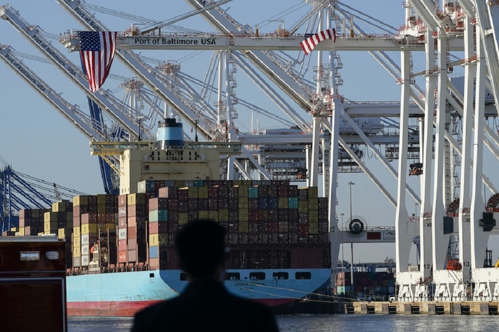 中國去年對美出口大減兩成，不再是美國第一大進口國。圖為美國海運商船靠港卸下貨櫃。（美聯社）