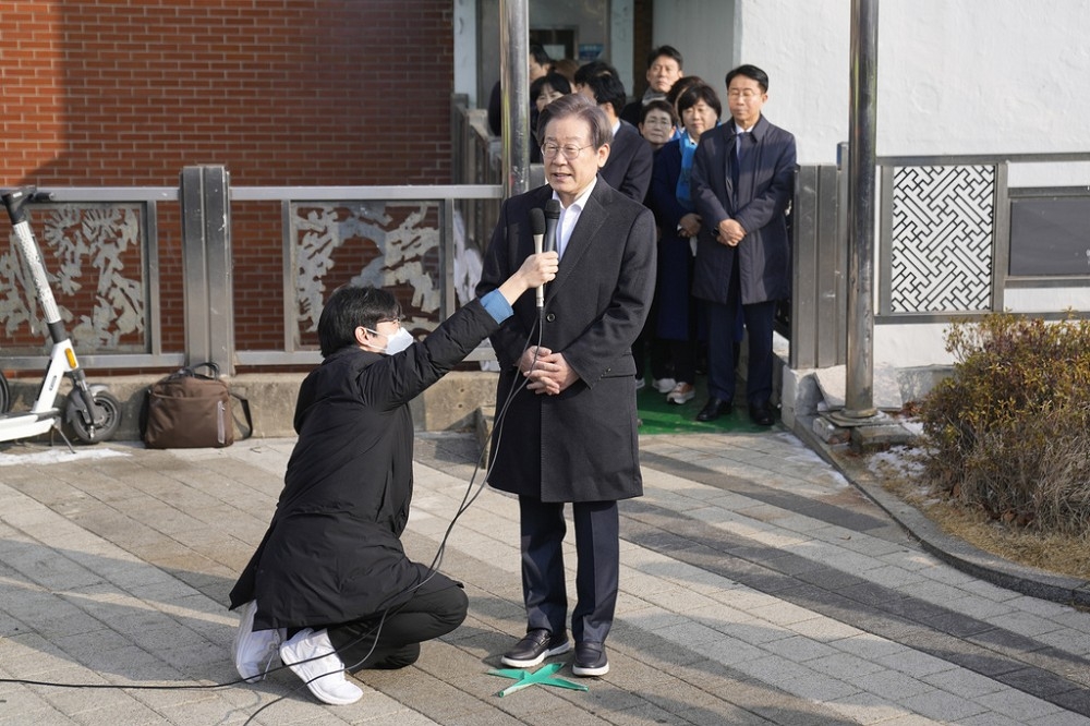 南韓最大在野黨領袖李在明10日上午出院，同日警方公布行刺兇嫌的動機，主要是為了阻止李在明成為總統的可能性。（美聯社）。