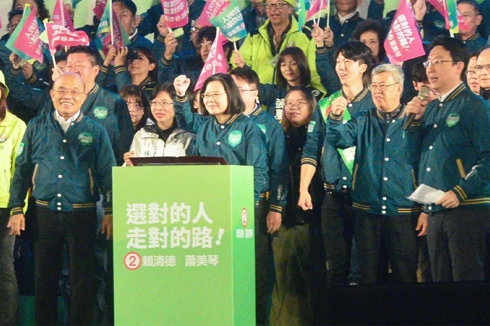 蔡英文今晚現身「賴蕭配」選前之夜站台，呼籲支持者讓台灣為世界，寫下今年的民主第一勝。（張哲偉攝）