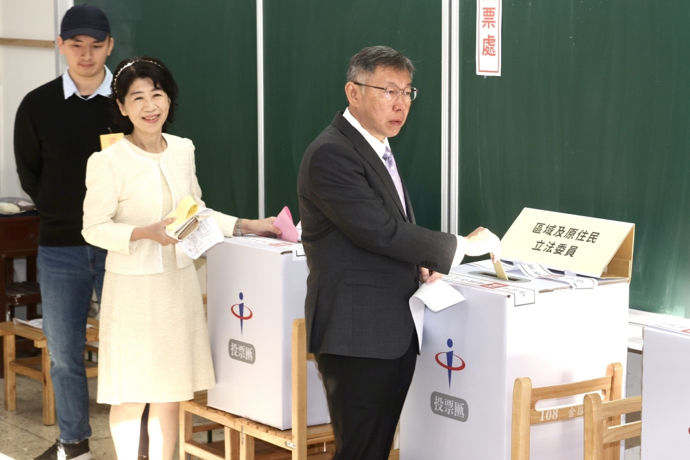 柯文哲一早便和妻子陳佩琪前往投開票所投票，柯文哲表示，昨晚平常心睡得很好。（王侑聖攝）
