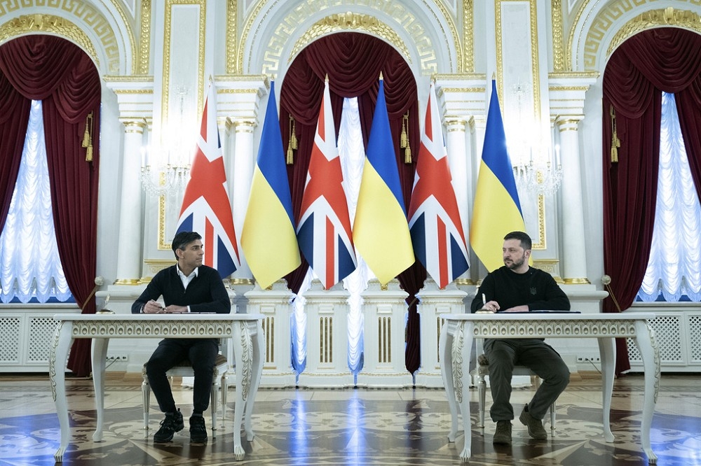 英國首相蘇納克（左）與烏克蘭總統澤倫斯基（右），簽署安全協議。（美聯社）
