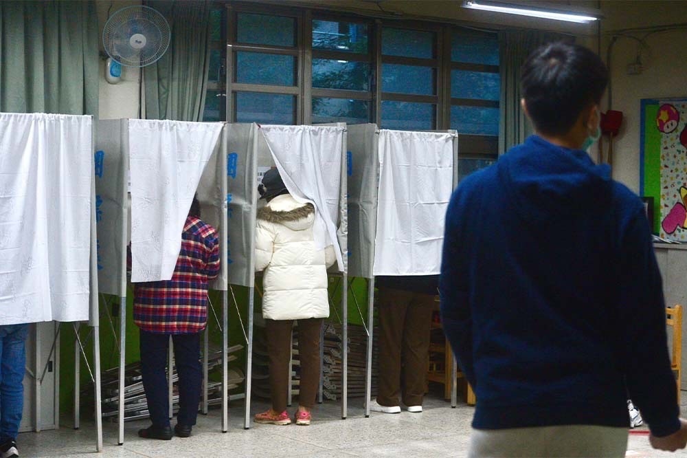 台北市萬華區傳出有民眾偷拍總統選票，當場被抓包，被警方帶回。僅為示意圖。（張哲偉攝）