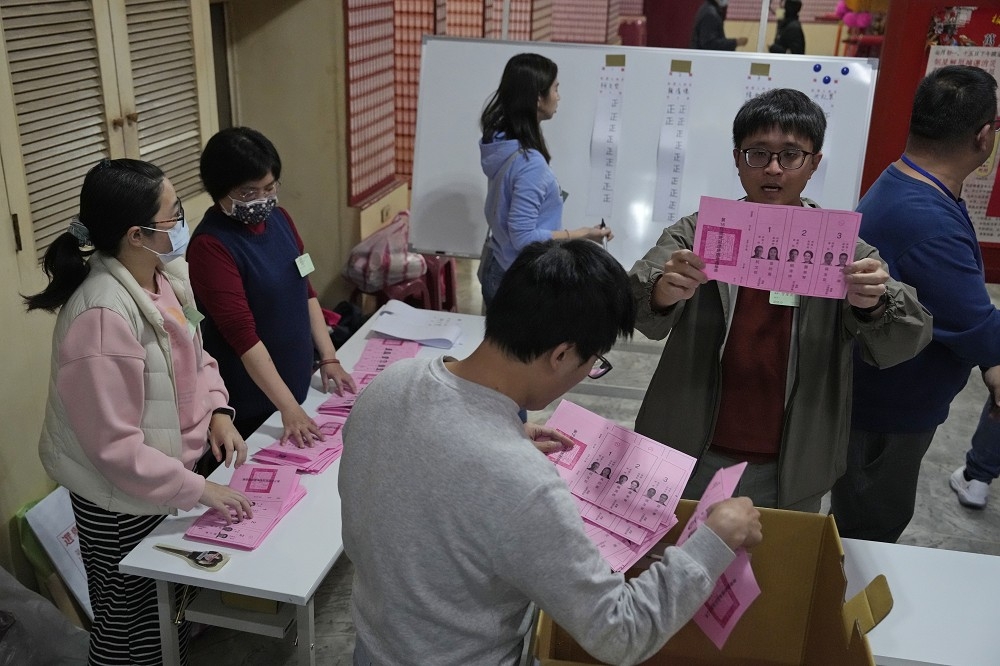 中國網友熱議台灣選舉的聲音遭到壓制。圖為今天新北市一處投票所開票。（美聯社）