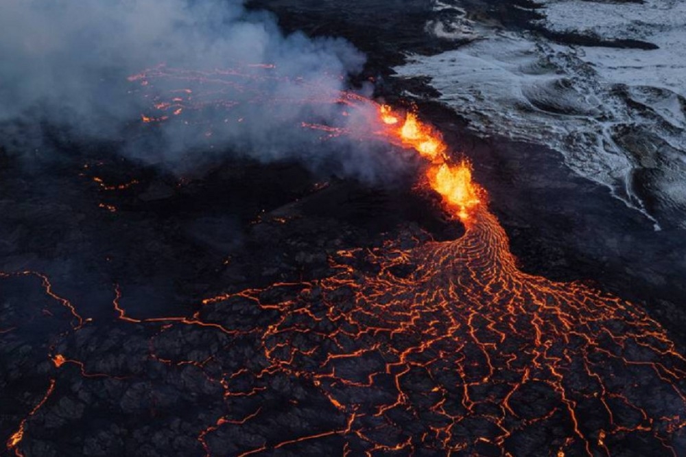 冰島火山去年12月底爆發。（美聯社）
