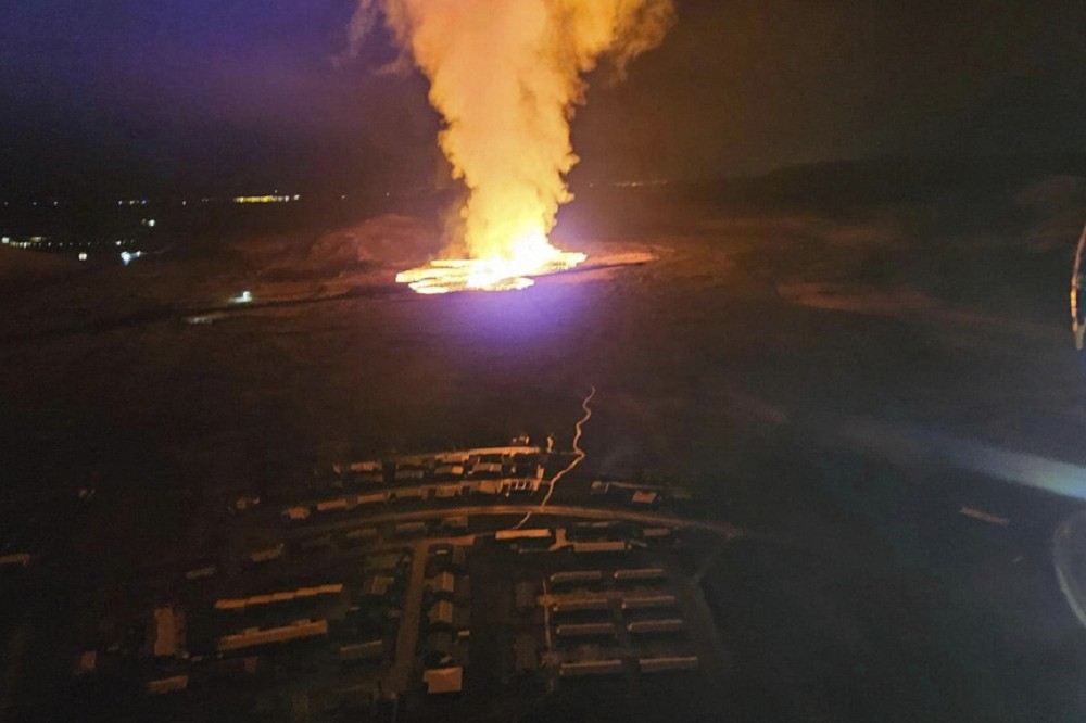 冰島火山爆發的高溫岩漿，已逼近格林達維克鎮。（美聯社）