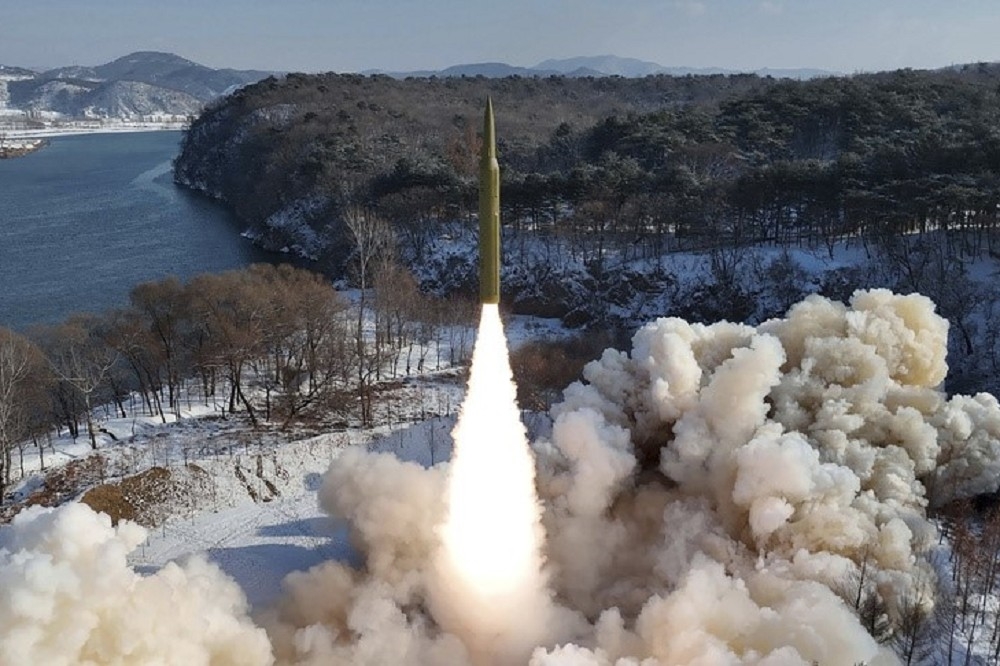 北韓14日下午試射搭載新型極音速武器的彈道飛彈，有效射程足以涵蓋美軍關島基地。（美聯社）