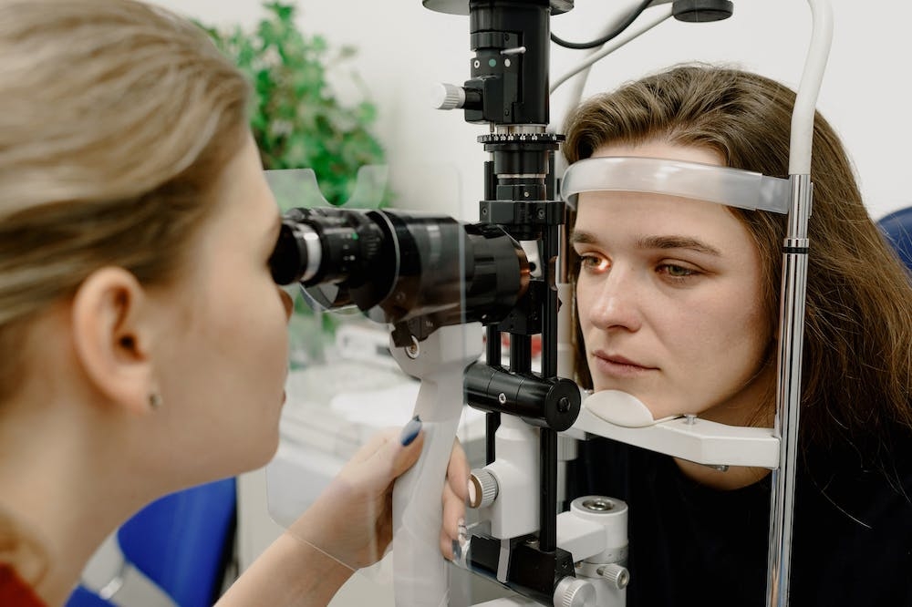 若是發現度數增加或視力模糊的狀況，仍是需到眼科醫療院所檢查追蹤。（取自 Pexels）