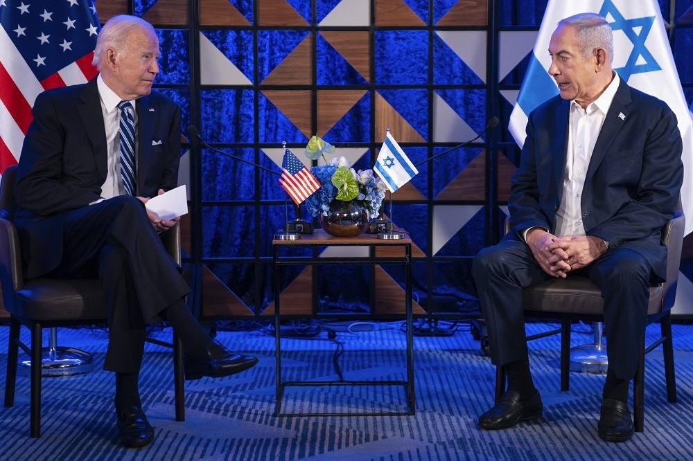 拜登（左）與以色列總理納坦雅胡去年10月18日會談。（美聯社）