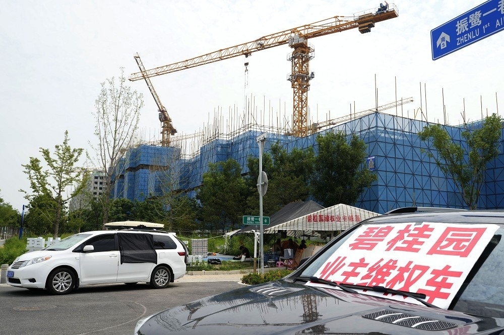 碧桂園示警今年中國房市持續艱困。圖為去年8月碧桂園在北京一處建案，有預售屋主用大字報抗議。（美聯社）