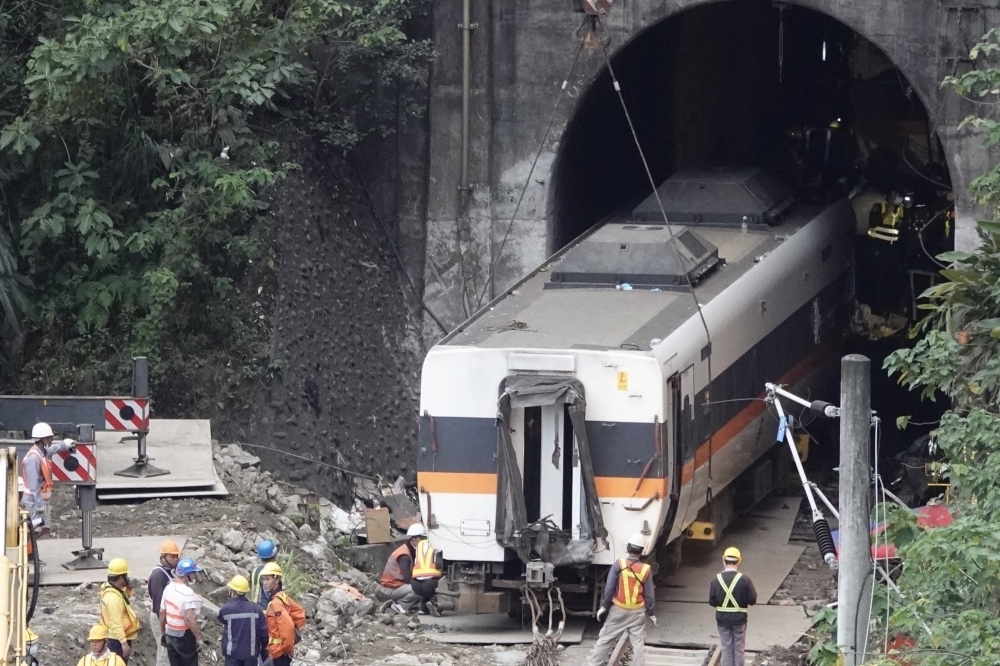 台鐵太魯閣號列車因出軌撞擊，釀49人死亡，傷亡慘重。（資料照片／王侑聖攝）
