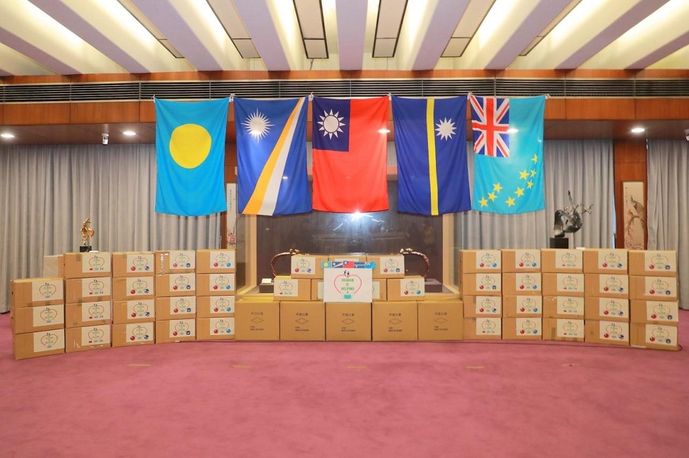 吐瓦魯駐台大使對諾魯外交轉向感到震驚。圖為2020年我外交部捐贈口罩給南太邦交國，國旗左起為帛琉、馬紹爾群島、中華民國、諾魯、吐瓦魯。（取自外交部官網）