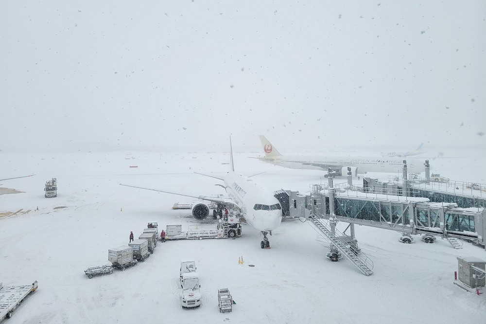 北海道遭逢本月最強降雪侵襲，近日陸空交通都受到嚴重影響。（取自新千歲機場X平台帳號）